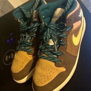 2023
Air Jordan 1 Mid SE GS 'Cacao Wow'